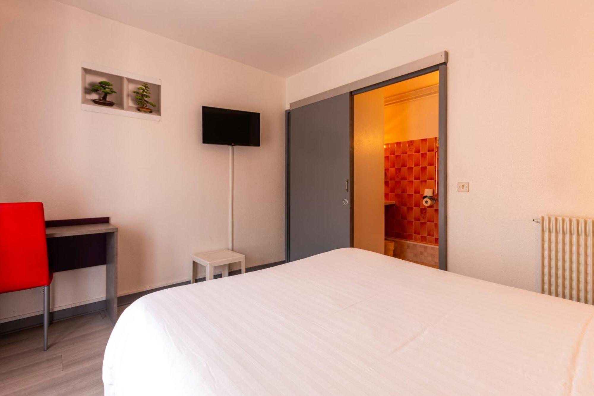 Hotel Le Cheval Blanc Saint-Maixent-lʼÉcole Esterno foto