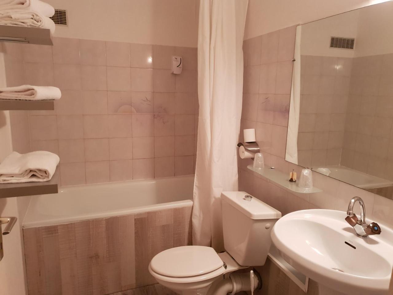Hotel Le Cheval Blanc Saint-Maixent-lʼÉcole Esterno foto