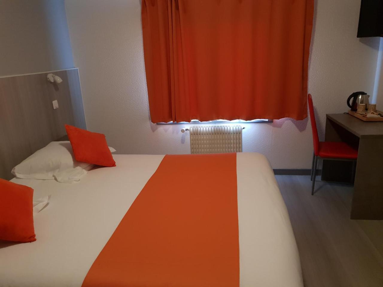 Hotel Le Cheval Blanc Saint-Maixent-lʼÉcole Esterno foto