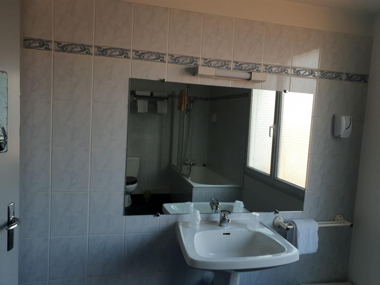Hotel Le Cheval Blanc Saint-Maixent-lʼÉcole Esterno foto